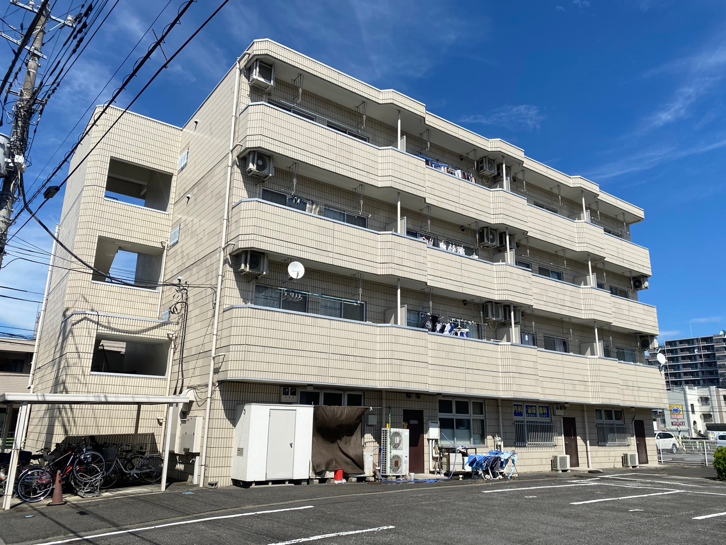 日野市新町のマンションの建物外観