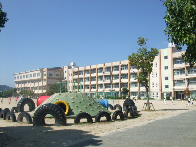 【川西市向陽台のマンションの小学校】