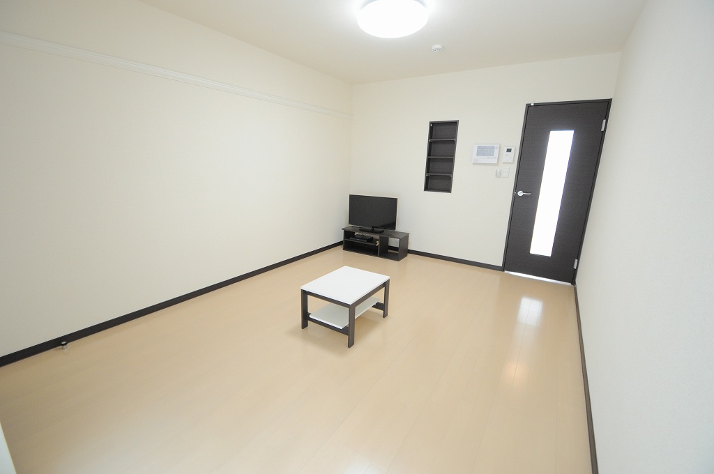 その他部屋・スペース　角部屋には小窓が1つあります。