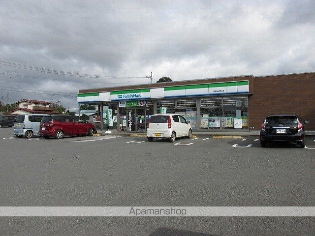 コンビニ　ファミリーマート（コンビニ）まで750m