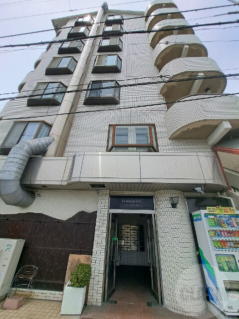 建物外観　７階建て鉄骨造です♪