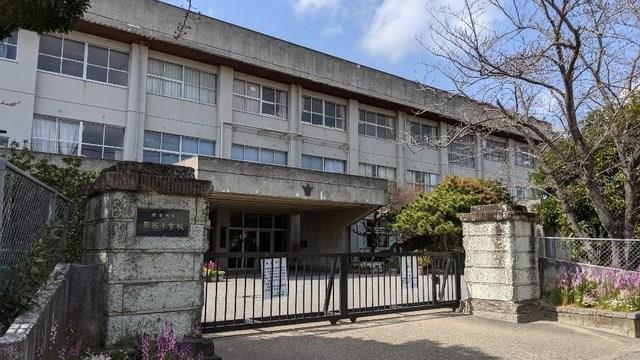 小学校　周西（小学校）まで700m