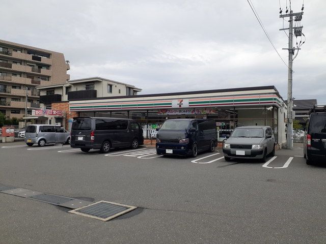 コンビニ　セブンイレブン福岡次郎丸4丁目（コンビニ）まで550m