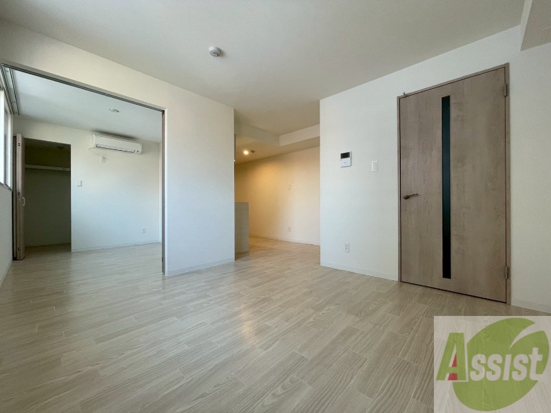 居室・リビング　日当たりが良くて心地よく過ごせそうなお部屋です。