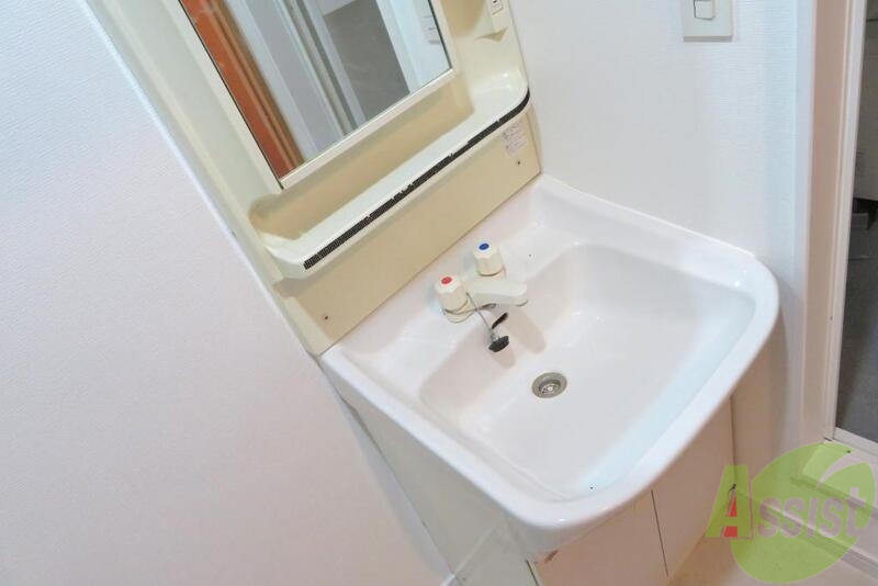 洗面設備　脱衣所内には洗面化粧台があります、身だしなみはこちらで