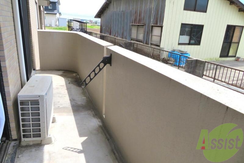 バルコニー　広めのバルコニーでお洗濯もはかどりそうですね