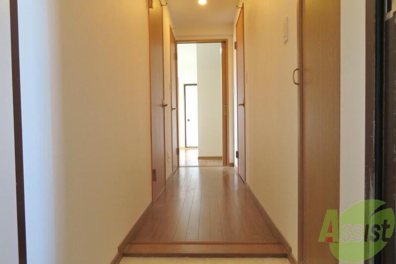 玄関　玄関を入ると正面が居室、右手に脱衣所、お風呂があります