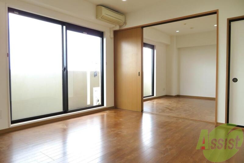 居室・リビング　西向きで午後はとくに明るくいいリビングですね