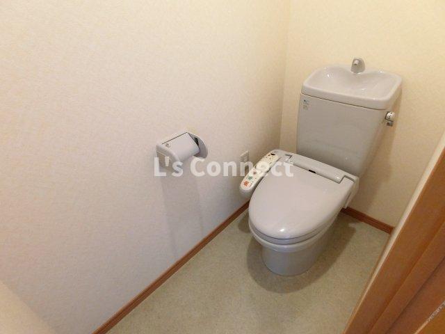 トイレ　温水洗浄便座付きのトイレ。