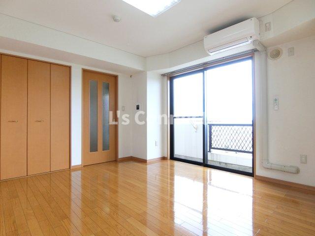 居室・リビング　角部屋で２面に窓があります。