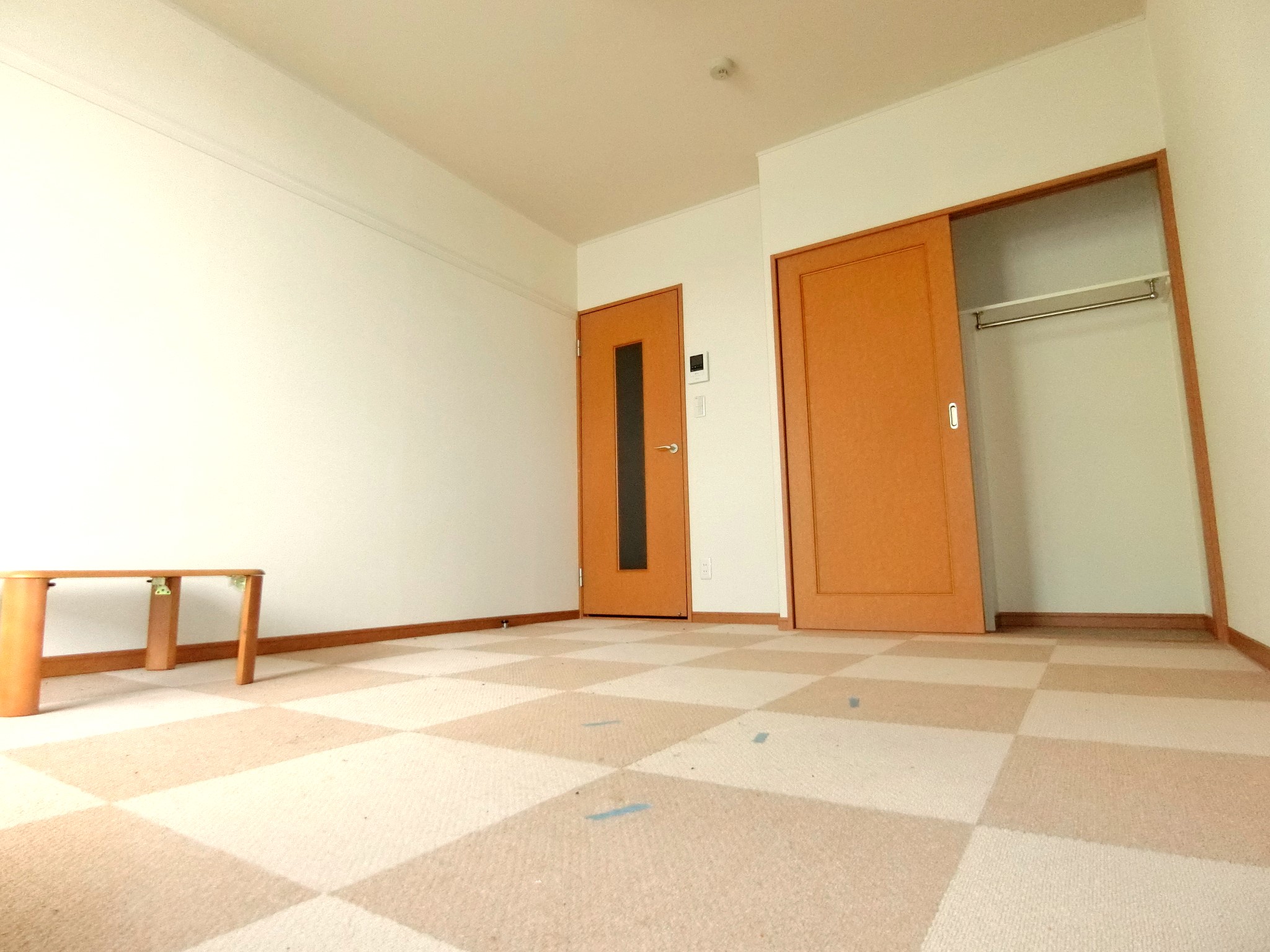 居室・リビング　クローゼット・ローテーブル・照明を完備です☆