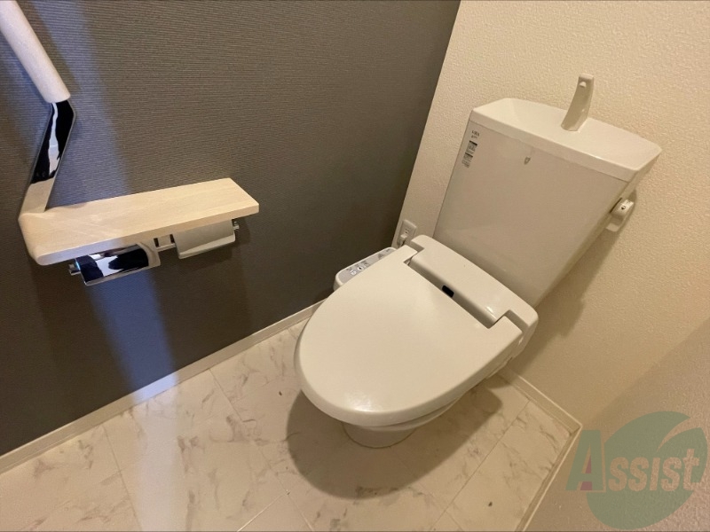 トイレ　トイレは温水洗浄便座になっておりこれが好きな方は多いですね。