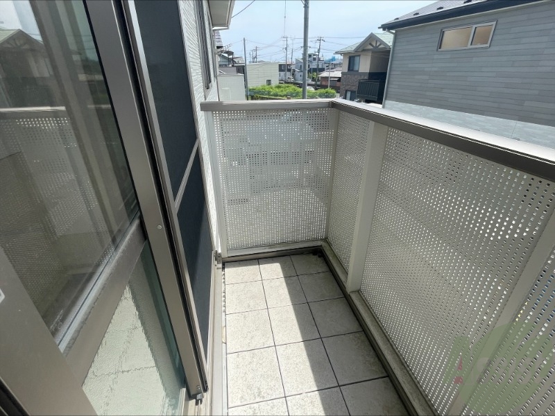 バルコニー　バルコニーは広く日差しがとてもよく入ります。