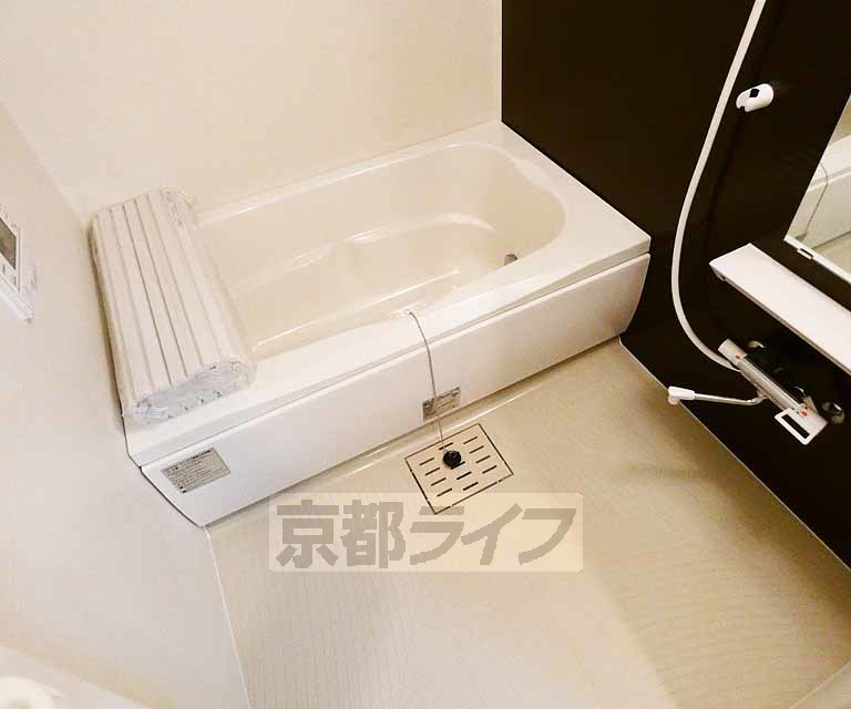 バス・シャワールーム　追い焚き・浴室乾燥機能付きになります。