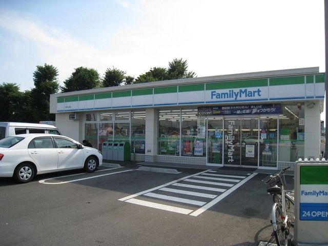 コンビニ　ファミリーマート日野上田店（コンビニ）まで569m