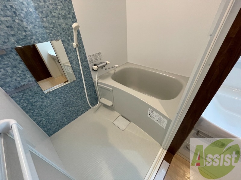 バス・シャワールーム　バスルームは狭すぎず、シャワーも浴びやすそうです。