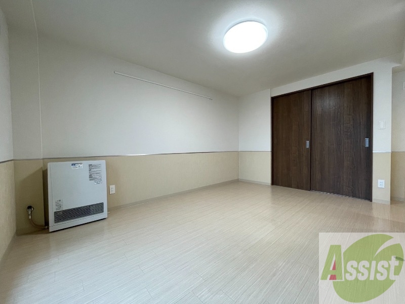 居室・リビング　白さが清潔感を出してくれます。お部屋も明るいですね。