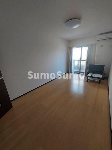 その他部屋・スペース　落ち着いた色調の寝室です