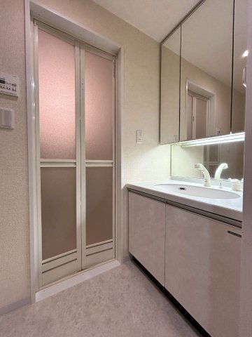 洗面設備　三面鏡洗面化粧台