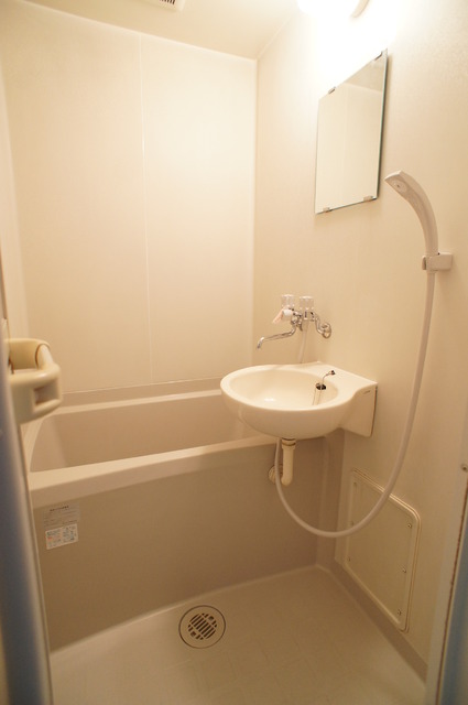 バス・シャワールーム　清潔感のある浴室で、１日の疲れを癒しリラックスできます。