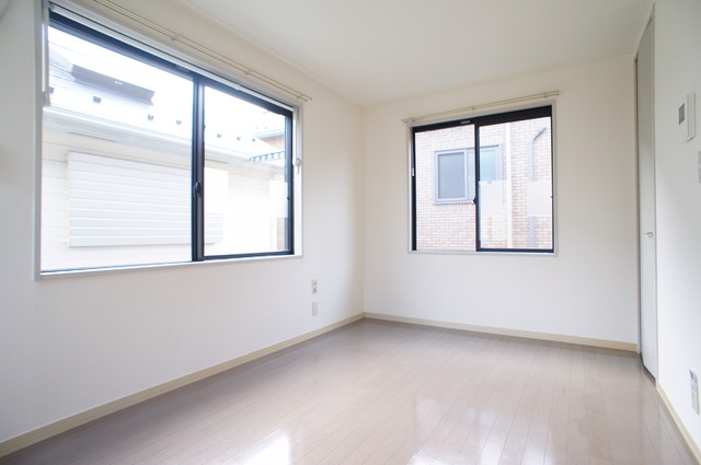 居室・リビング　２面採光なので、明るく風通しのよいお部屋です♪