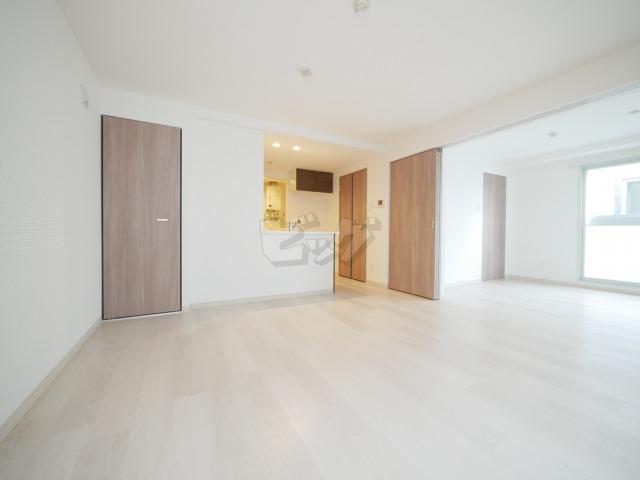 居室・リビング　白基調で清潔感のあるリビングです♪