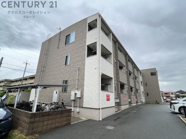 建物外観　敷地内に駐車場あります☆