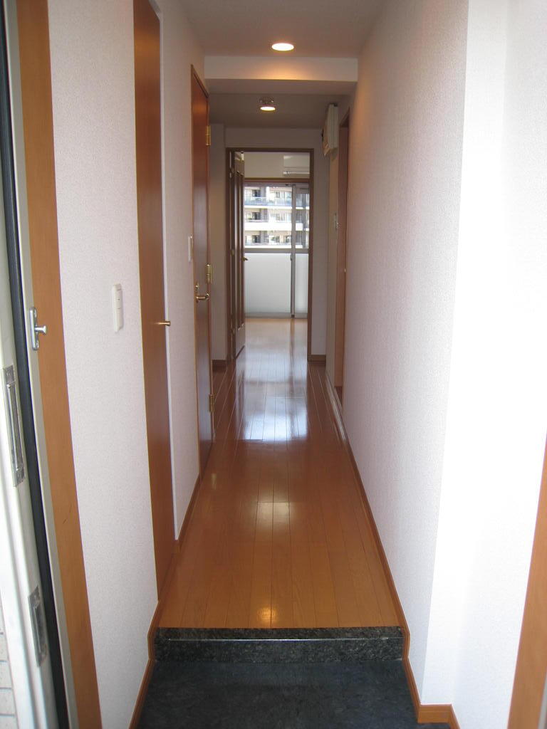 玄関　奥行ある室内