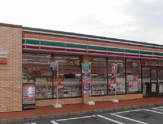 コンビニ　セブンイレブン（コンビニ）まで700m