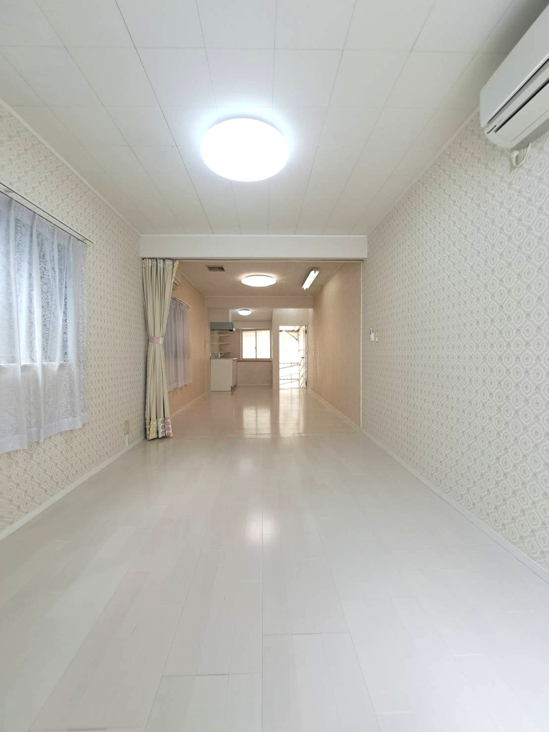 居室・リビング　白を基調としたフローリングで漂う高級感☆