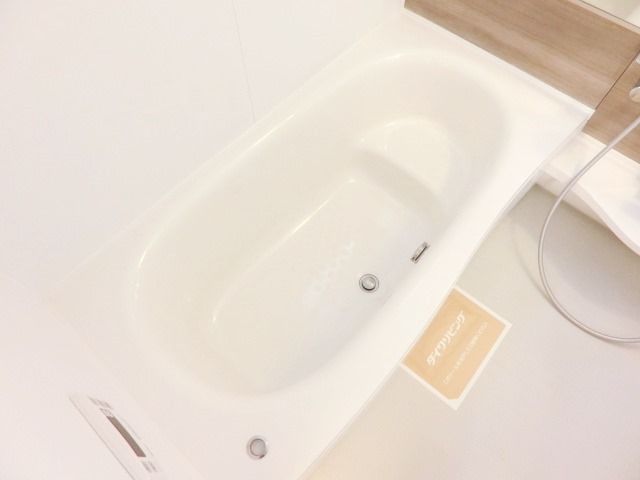 バス・シャワールーム　ゆったりとした一坪の浴室です