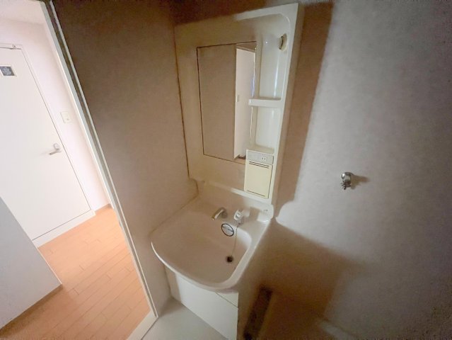 洗面設備　身支度が出来る独立洗面台です。