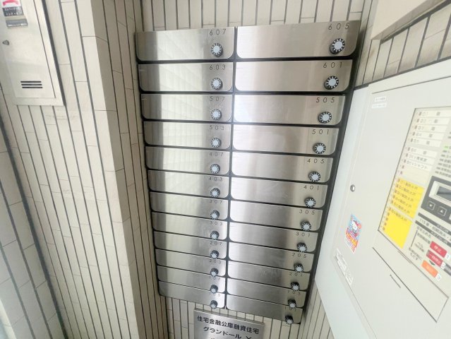 ロビー　ロビーにある各部屋毎のメールボックス。