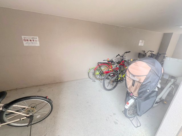 駐車場　敷地内にある駐輪場。雨の日にはうれしい屋根つきです。