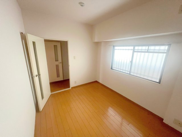 その他部屋・スペース　ゆとりのあるベッドルームで快適な睡眠をとってくださいね。