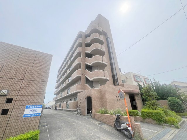 建物外観　存在感のある外観は落ちついた色合いで、堂々としていますね。