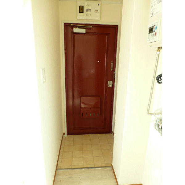 玄関　別部屋。現状優先です。