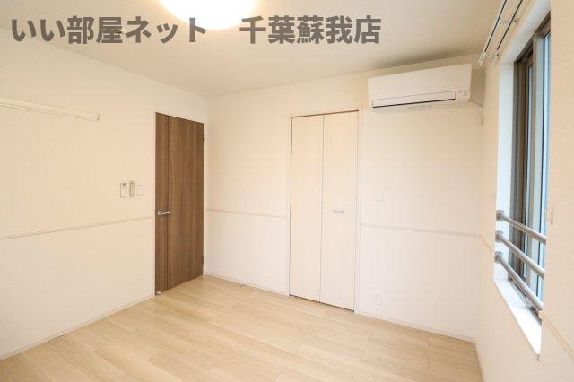 その他部屋・スペース　落ち着いた色調の寝室です