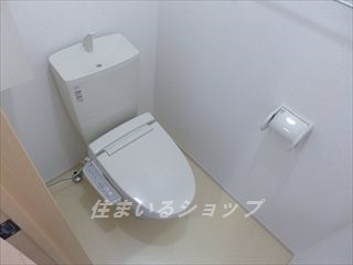 トイレ　シャワートイレ・収納あり