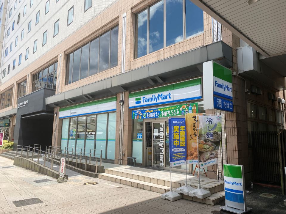 コンビニ　ファミリーマート（コンビニ）まで200m