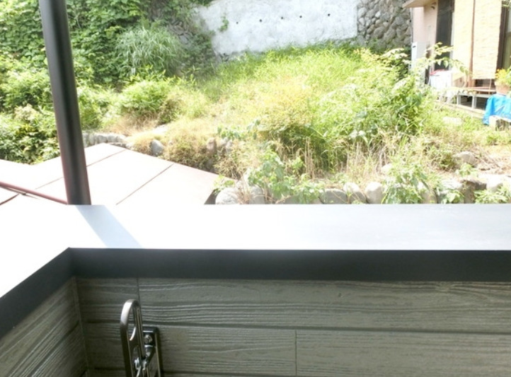 バルコニー　別部屋の画像を使用しております。