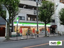 コンビニ　ファミリーマート釣鐘町店（コンビニ）まで74m
