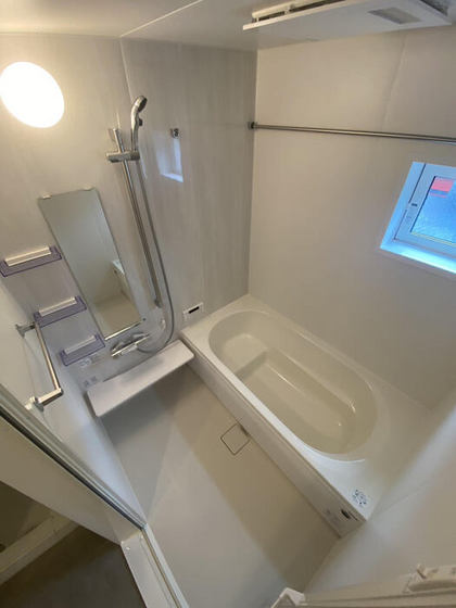 バス・シャワールーム　※写真は１階のものです※階数により建具・床・壁などの色見がこ