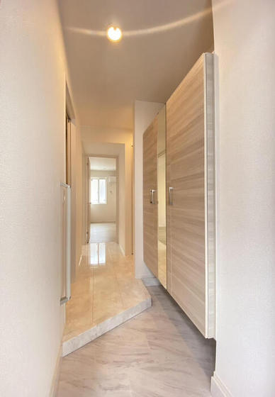 玄関　※写真は１階のものです※階数により建具・床・壁などの色見がこ