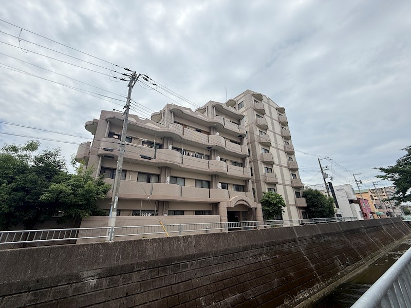 サンプラザ本山南の外観写真