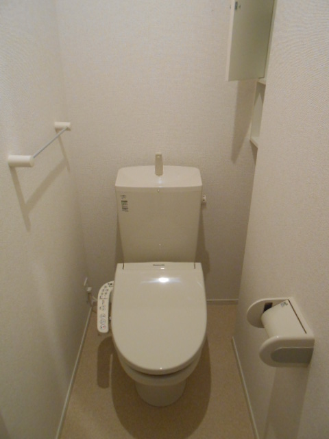 トイレ　温水洗浄便座完備・小物収納棚あり