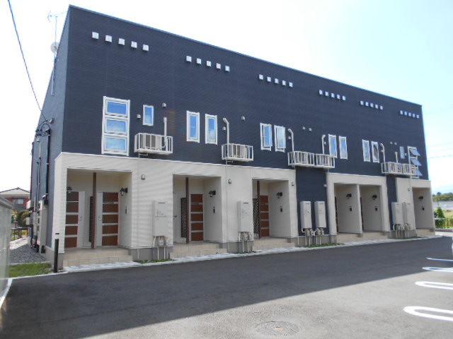 建物外観　建物玄関側（北面）を北東方向より撮影
