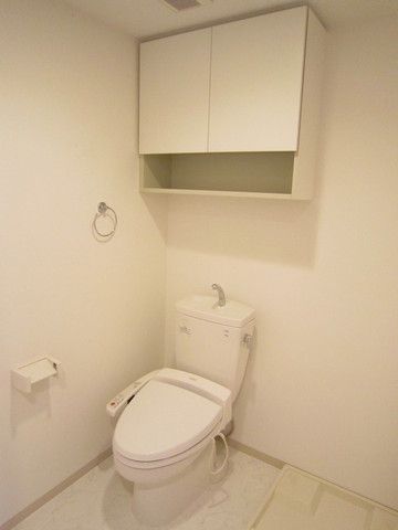 トイレ　トイレ、上部にしっかり収納がございます。