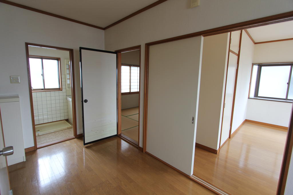 その他　部屋全体　窓が多いです