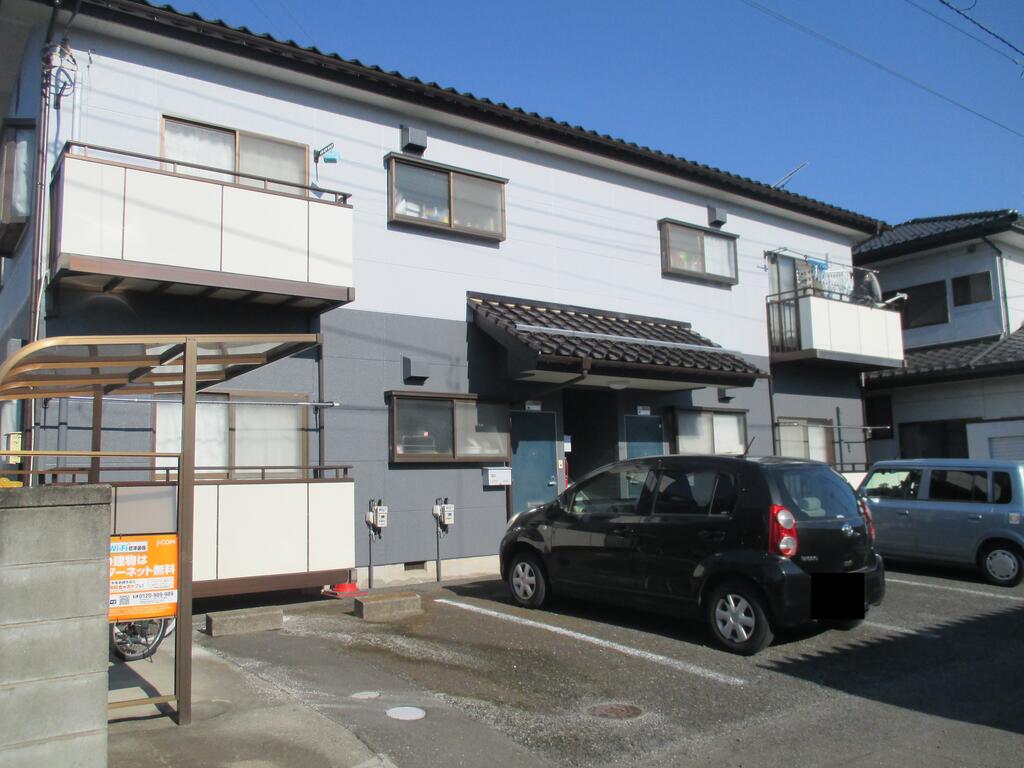 建物外観　駐車場１台無料　駐輪場あり